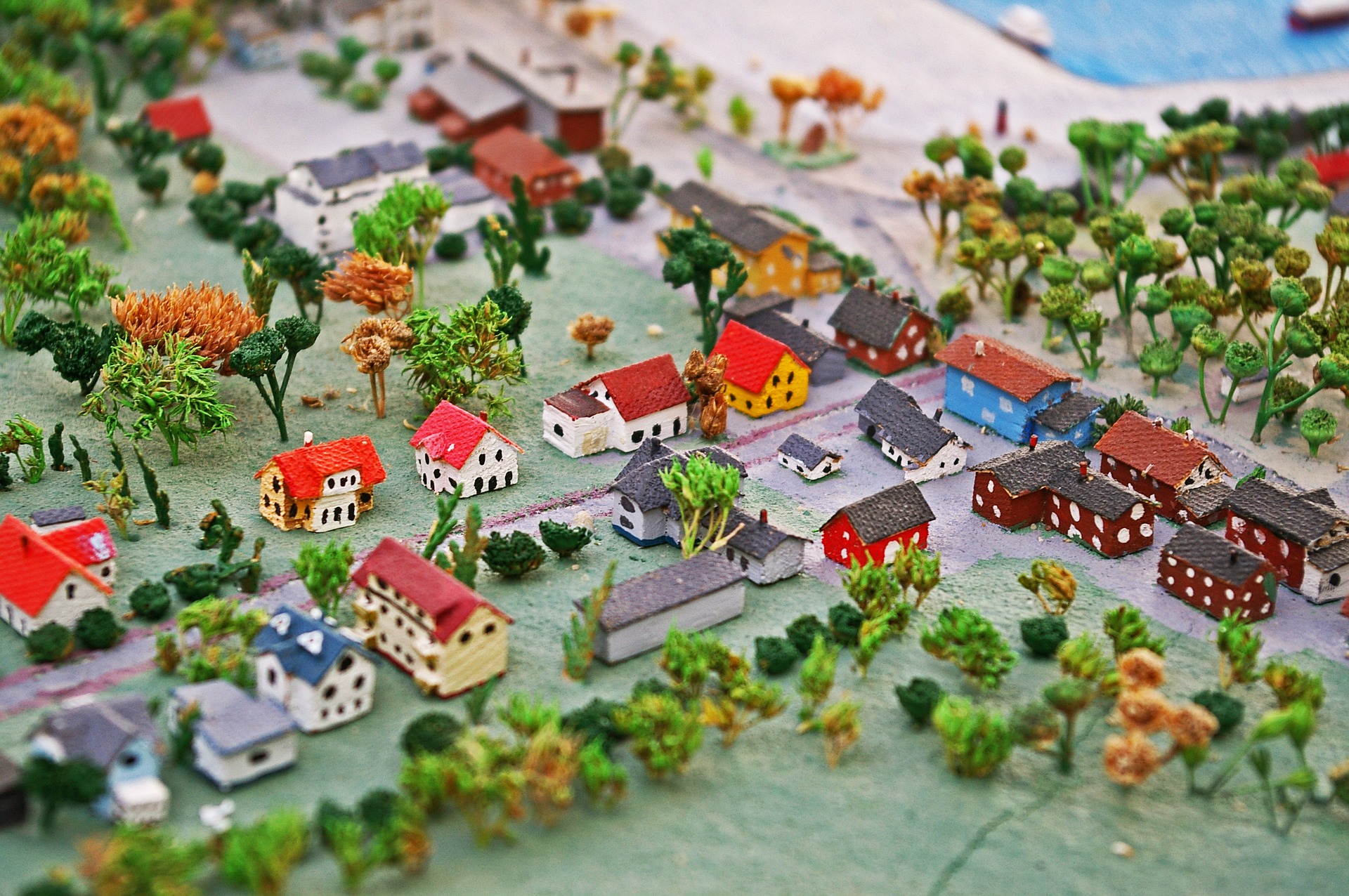miniature-3589682_1920